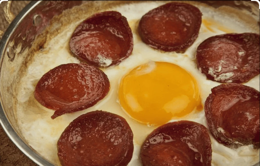 Sahanda Sucuklu Yumurta